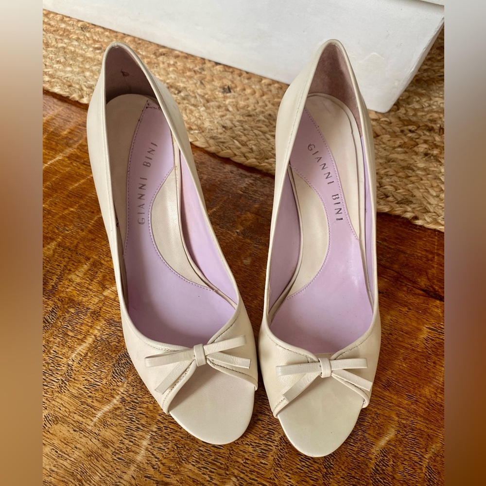 Gianni Bini • Size 7 • Cream Ivory Color Heels with Bow